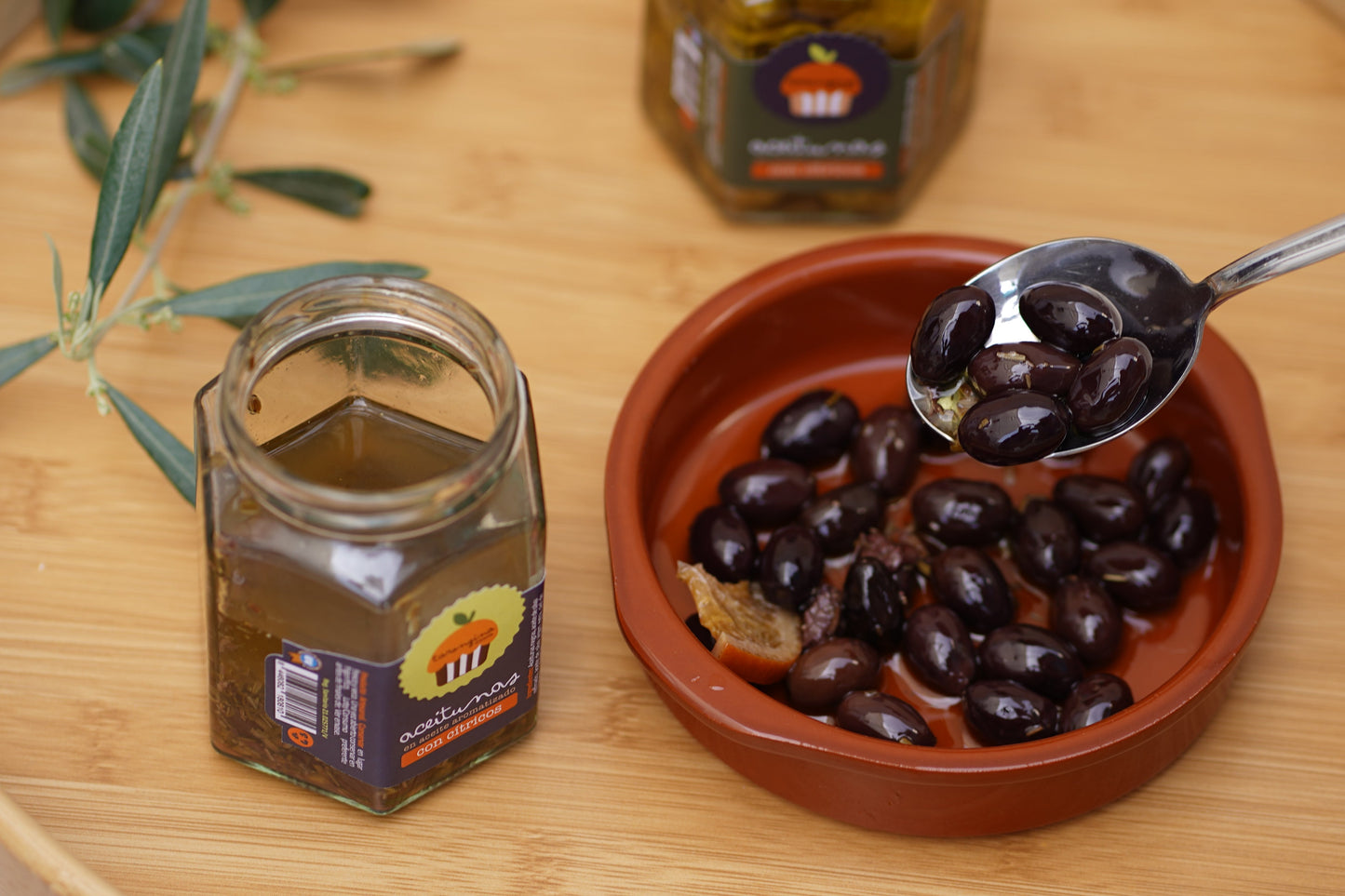 Olivas negras con naranja y especias